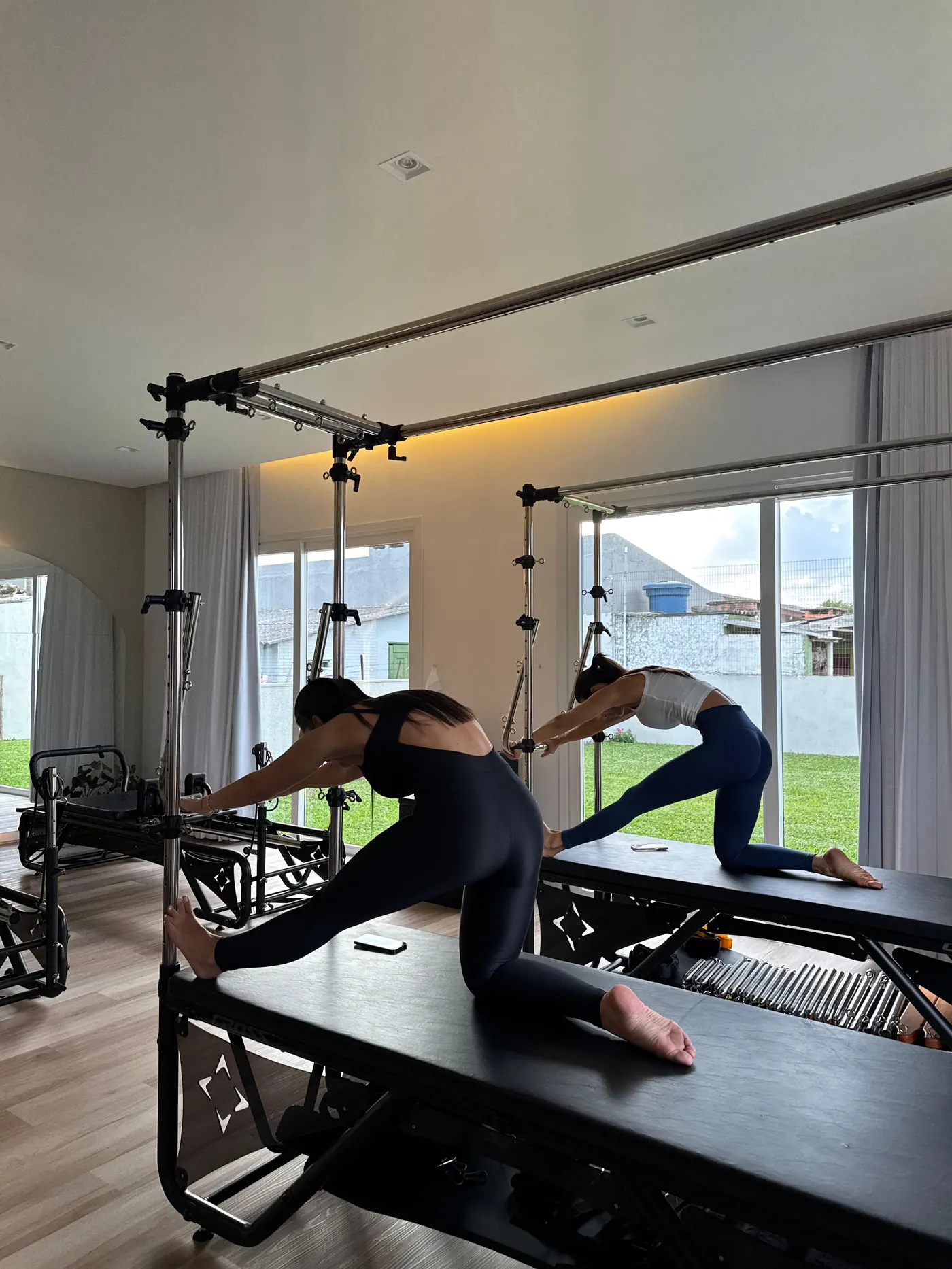 Aula de pilates com acompanhamento de fisioterapeuta