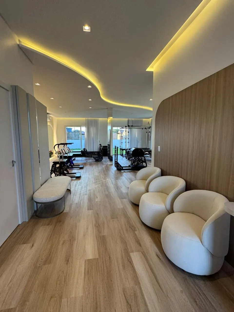 Recepção com poltronas e iluminação indireta